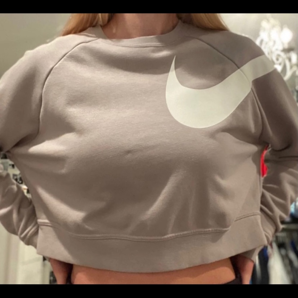 Beige Crew neck nike.